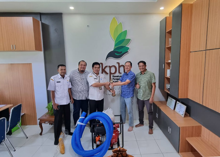 Pimpinan PT. Belantara Sejahtera Mandiri, Bapak Johnny Kurniawan dan Perkumpulan SAMPAN Kalimantan, Bapak Fajri N. Subchi, Menyerahkan Bantuan Seperangkat alat pemadam kebakaran khusus Gambut di kantor KPH Kubu Raya, diterima simbolik Kepala KPH, Bapak Ya’ Suharnoto, ST.MT