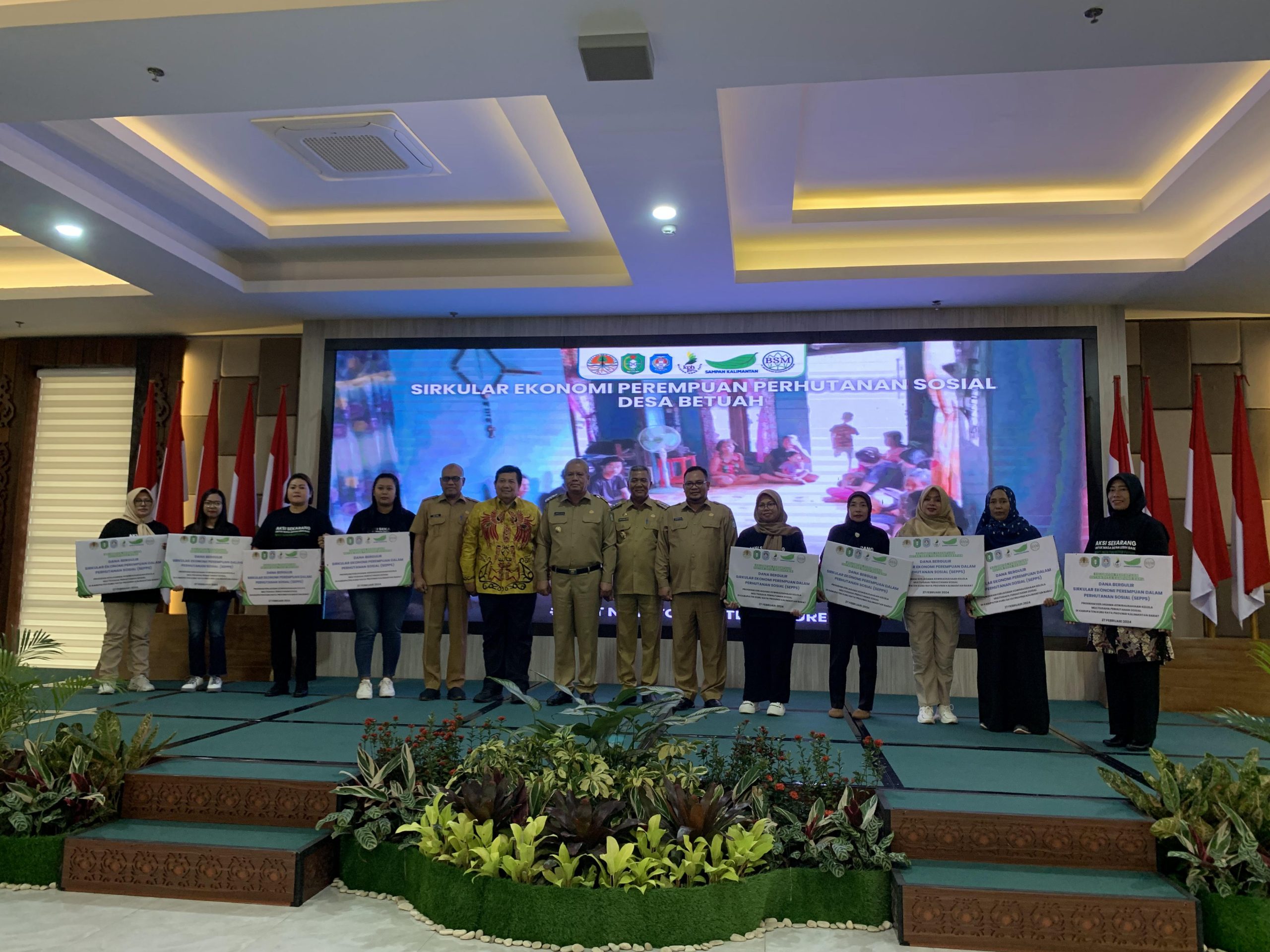 Dirjen PSKL Dr. Ir. Bambang Supriyanto, M.Sc dalam Kick Off Project 2024 Kolaborasi Kewirausahaan Kelola Multiusaha Perhutanan Sosial di Kab. Kubu Raya (27 Februari 2024)