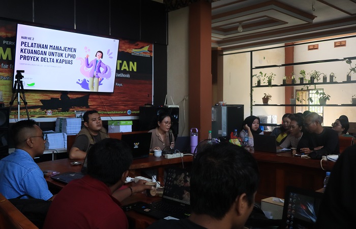 Lembaga Pengelola Hutan Desa (LPHD) mengikuti Pelatihan Manajemen dan Pelaporan Keuangan yang digelar SAMPAN Kalimantan bersama PT BSM di Desa Arang Limbung, Kubu Raya, 22–23 September 2025. Pelatihan ini bertujuan memperkuat transparansi dan akuntabilitas pengelolaan dana program Delta Kapuas Project.