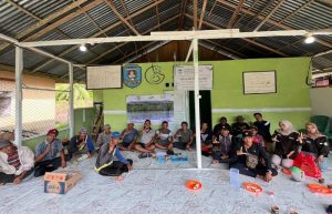 Suasana pelatihan pengolahan gula merah dari nira nipah di Desa Mengkalang.