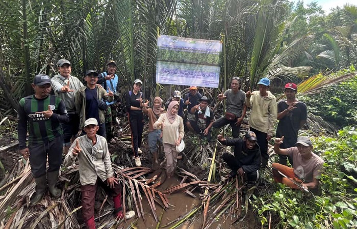 Pelatihan sadap nipah dan pengolahan gula merah yang digelar SAMPAN Kalimantan di Desa Mengkalang, 20–21 Oktober 2025.