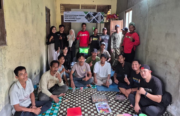 Kolaborasi mahasiswa peternakan dan SAMPAN Kalimantan menggerakkan peternak di Desa Padang Tikar 1.