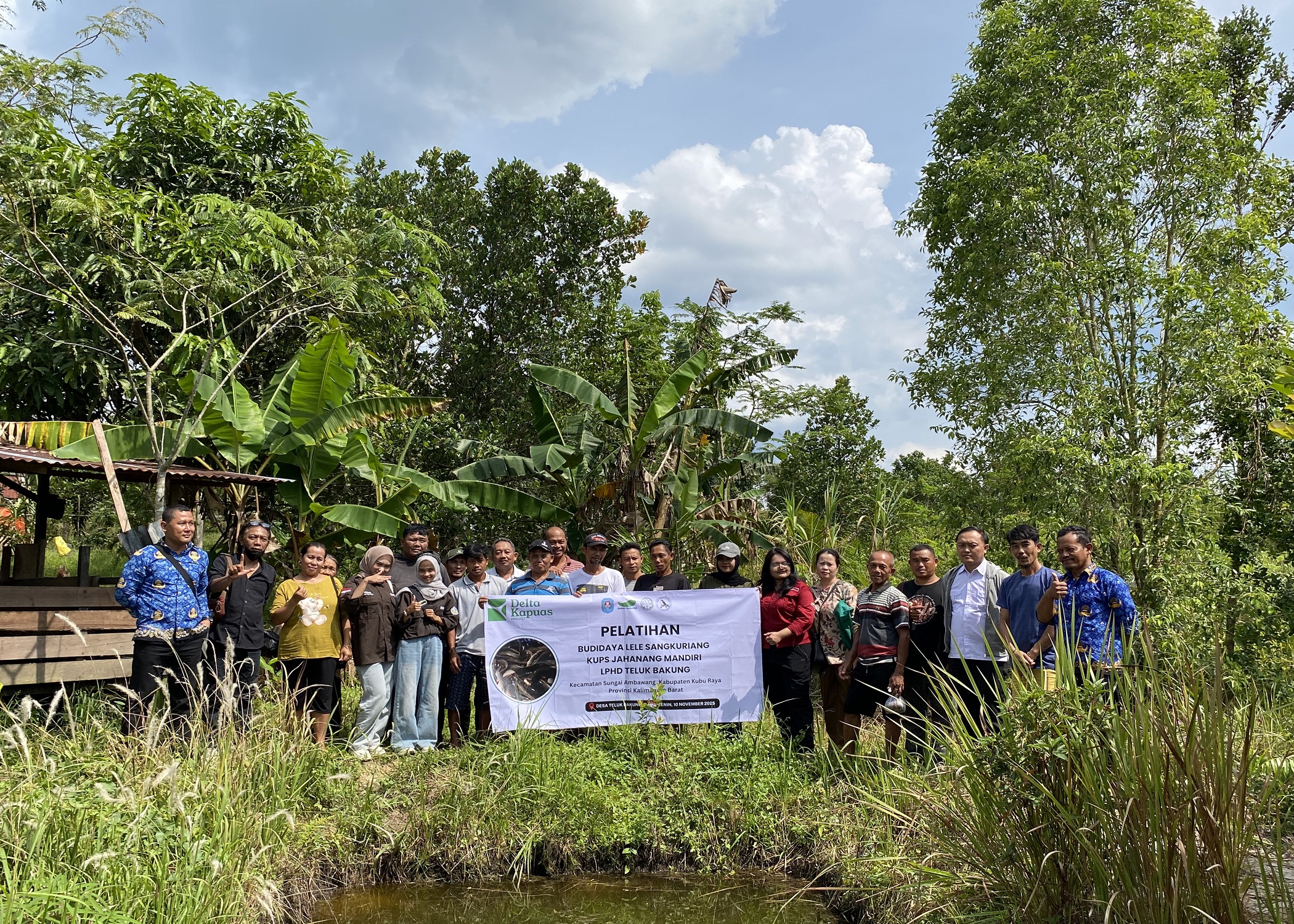 Pelatihan Silvofishery untuk Budidaya Lele Sangkuriang yang berlangsung di Desa Teluk Bakung pada Senin, 10 November 2025, ini menghadirkan narasumber dari Dinas Perikanan Kabupaten Kubu Raya.