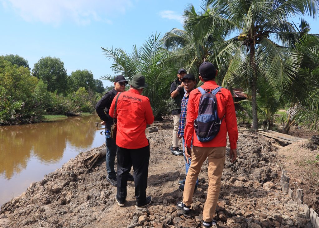 Kunjungan Kepala UPT KPH Kubu Raya bersama Kepala Balai Perhutanan Sosial Banjarbaru ke Tambak Udang di Desa Dabong Kecamatan Kubu, Kabupaten Kubu Raya, Selasa (4/11/2025).