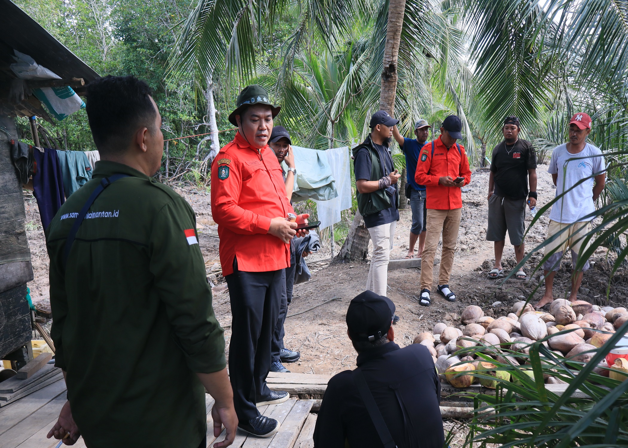 Kunjungan Kepala UPT KPH Kubu Raya bersama Kepala Balai Perhutanan Sosial Banjarbaru ke Tambak Udang di Desa Dabong Kecamatan Kubu, Kabupaten Kubu Raya, Selasa (4/11/2025).