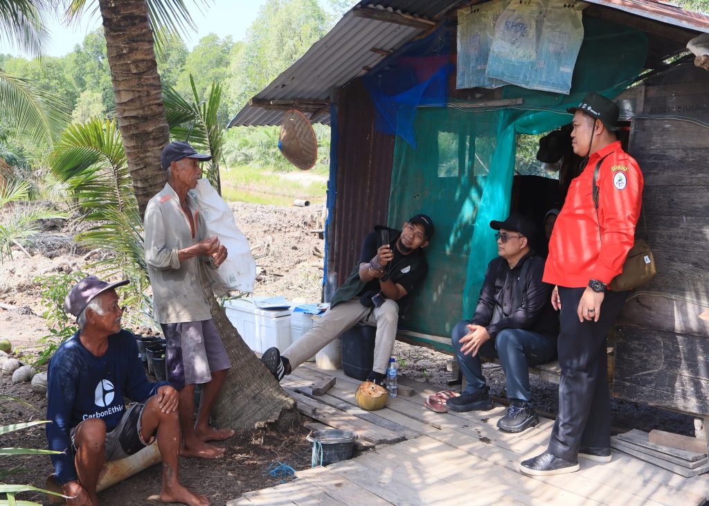 Kunjungan Kepala UPT KPH Kubu Raya bersama Kepala Balai Perhutanan Sosial Banjarbaru ke Tambak Udang di Desa Dabong Kecamatan Kubu, Kabupaten Kubu Raya, Selasa (4/11/2025).