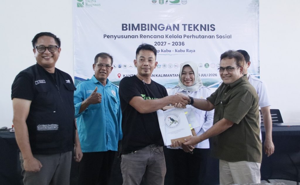 Penandatanganan Rencana Kelola Perhutanan Sosial (RKPS) Periode 2027–2036 bagi 20 LPHD di Aula SAMPAN Kalimantan.