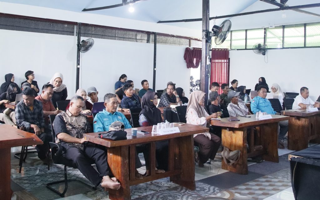 Peserta mengikuti Bimbingan Teknis Penyusunan RKPS Periode 2027–2036 di Aula SAMPAN Kalimantan, Kabupaten Kubu Raya.
