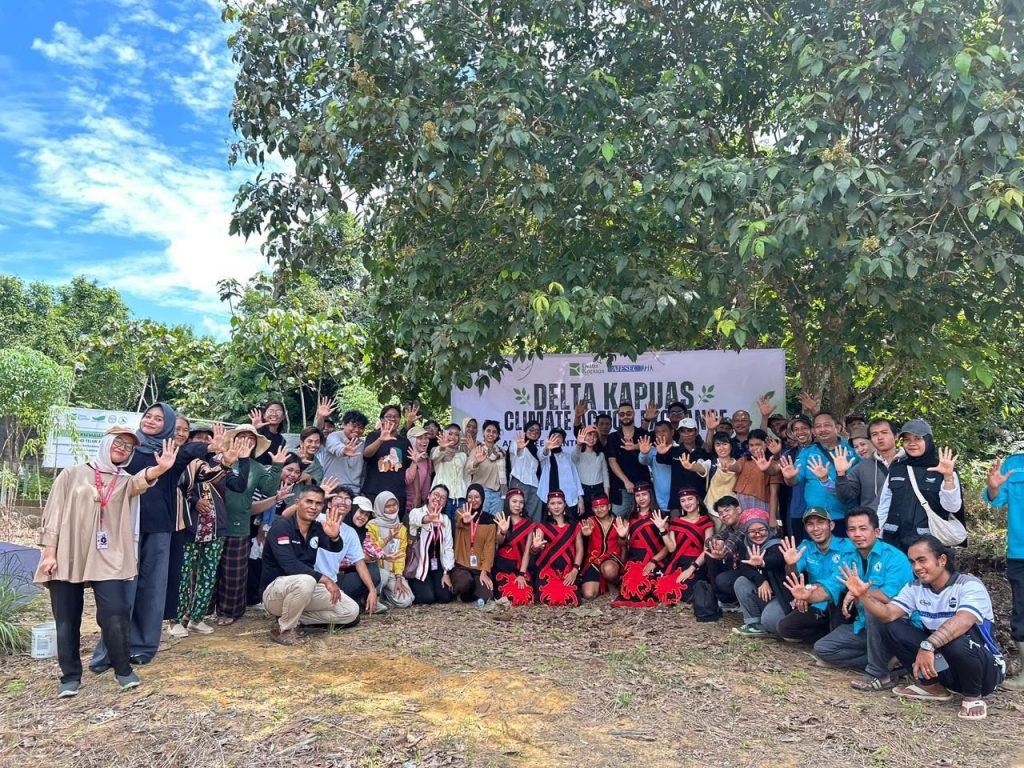 Peserta AIESEC dari Pakistan, Vietnam, Tunisia, bersama mahasiswa dan masyarakat mengikuti penanaman pohon dalam kegiatan Delta Kapuas Climate Action Exchange and Tree Planting for Peatland Restoration di Desa Teluk Bakung, Kabupaten Kubu Raya.