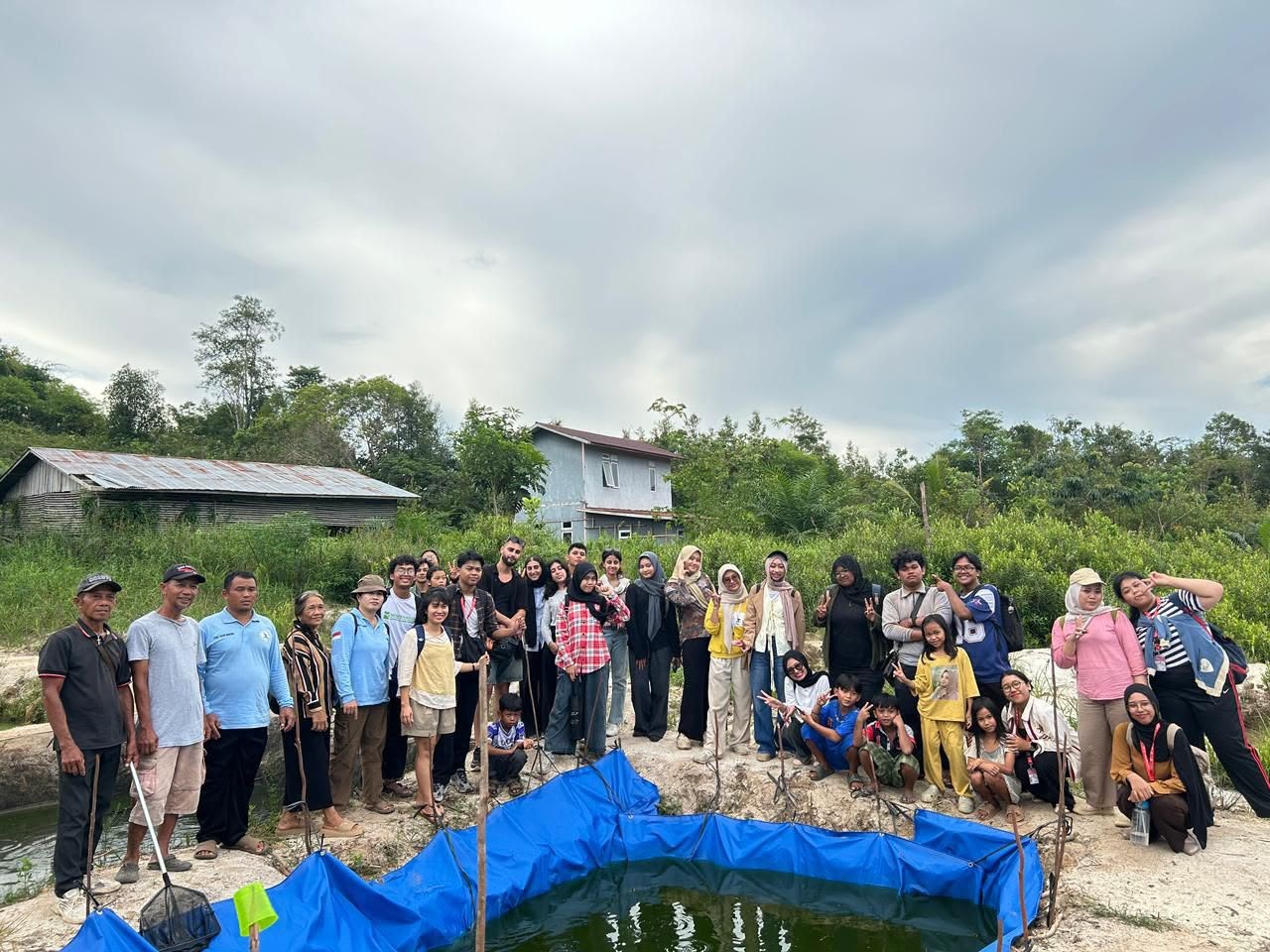 Peserta AIESEC dari Pakistan, Vietnam, Tunisia, bersama mahasiswa dan masyarakat mengikuti penanaman pohon dalam kegiatan Delta Kapuas Climate Action Exchange and Tree Planting for Peatland Restoration di Desa Teluk Bakung, Kabupaten Kubu Raya.