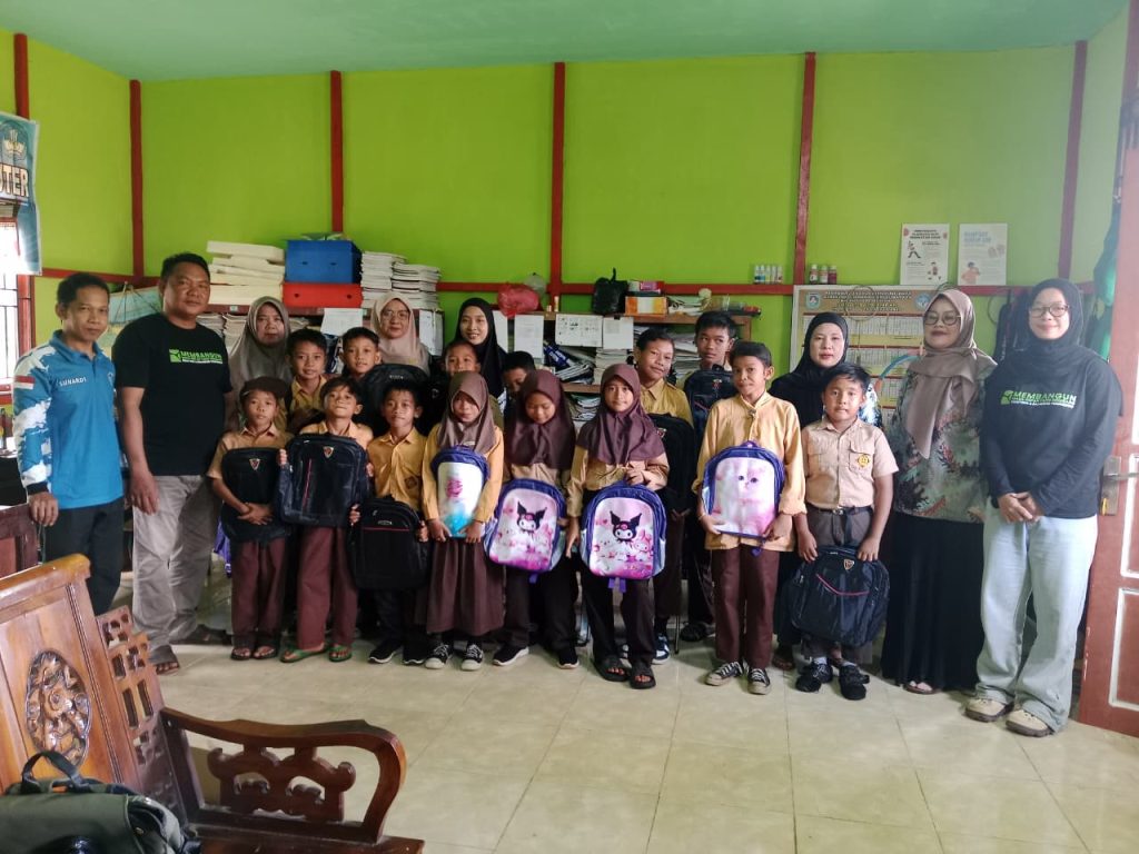 LPHD Nipah Panjang yang didampingi SAMPAN Kalimantan melalui  Delta Kapuas Project menyalurkan bantuan pendidikan berupa tas sekolah dan kain sarung bagi siswa serta santri di Desa Nipah Panjang, Kubu Raya.